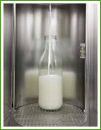 Befüllung einer Milchflasche im Automat